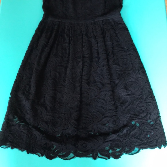 Little black lace dress - so feminine and pretty! - Picture 6 of 12